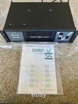 Amplificateur de puissance professionnel Crest Audio V900 NE avec documents, jamais utilisé dans sa boîte.