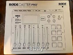 Ensemble de podcasting RODE d'occasion avec Podcaster Pro, PodMic, perche, écran anti-vent et plus.